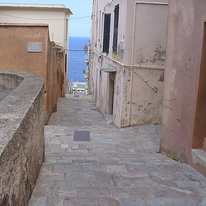 Photo de Enceinte fortifiée dite citadelle et palais du Gouverneur, partiellement aménagé en Musée dEthnographie
