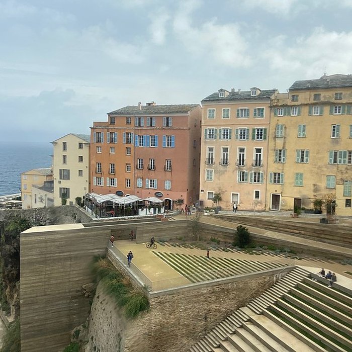Photo de Enceinte fortifiée dite citadelle et palais du Gouverneur, partiellement aménagé en Musée dEthnographie