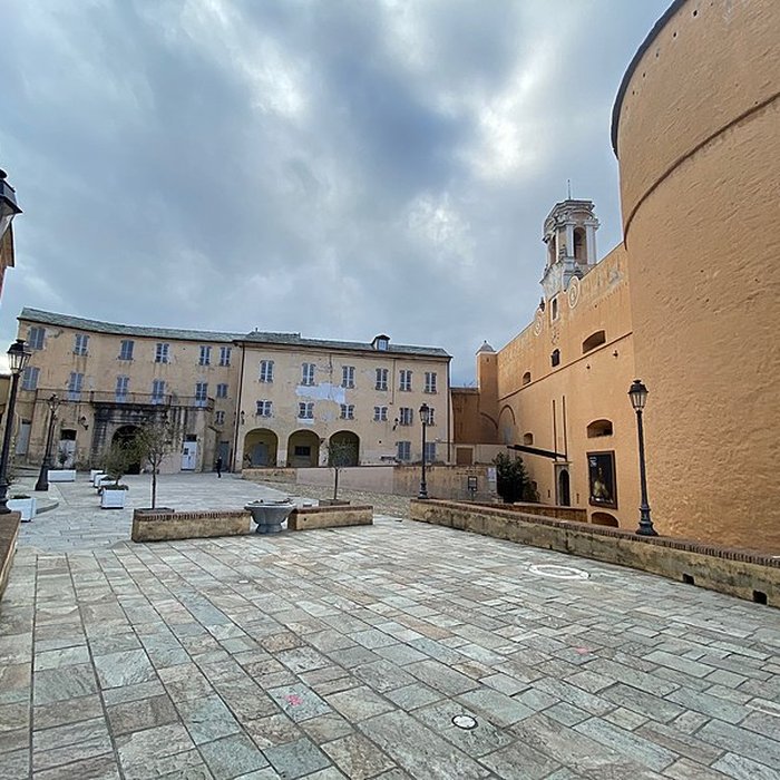 Photo de Enceinte fortifiée dite citadelle et palais du Gouverneur, partiellement aménagé en Musée dEthnographie