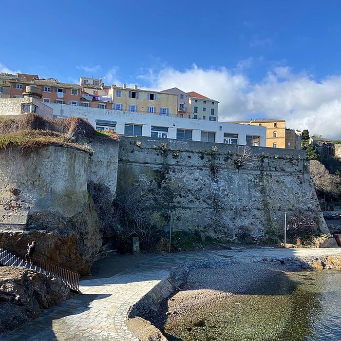 Photo de Enceinte fortifiée dite citadelle et palais du Gouverneur, partiellement aménagé en Musée dEthnographie