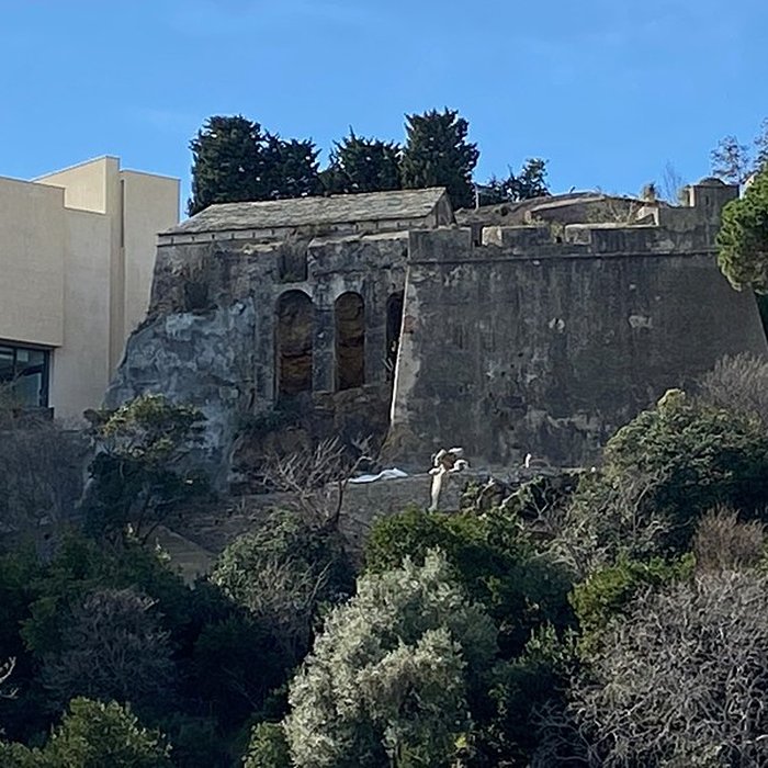 Photo de Enceinte fortifiée dite citadelle et palais du Gouverneur, partiellement aménagé en Musée dEthnographie