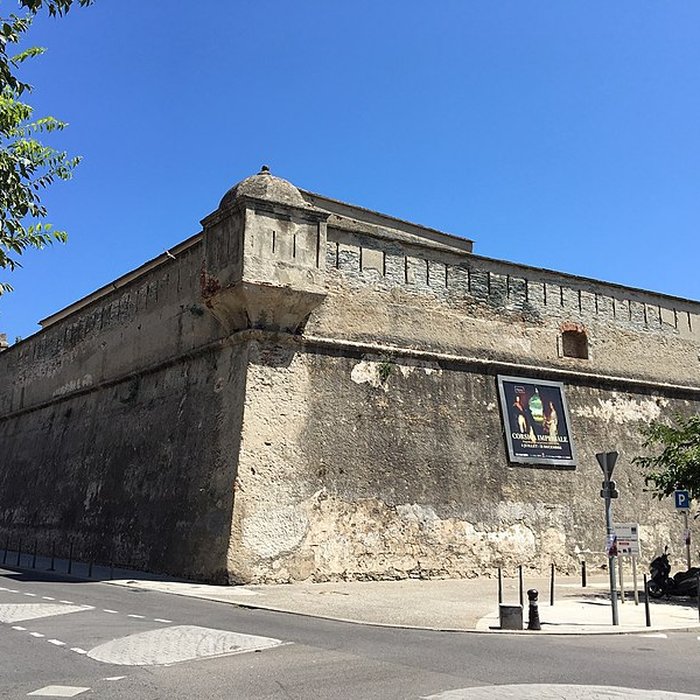 Photo de Enceinte fortifiée dite citadelle et palais du Gouverneur, partiellement aménagé en Musée dEthnographie