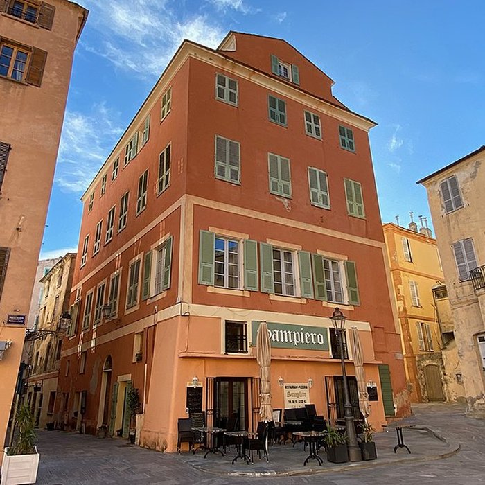 Photo de Enceinte fortifiée dite citadelle et palais du Gouverneur, partiellement aménagé en Musée dEthnographie