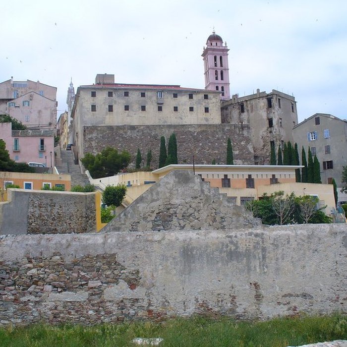 Photo de Enceinte fortifiée dite citadelle et palais du Gouverneur, partiellement aménagé en Musée dEthnographie