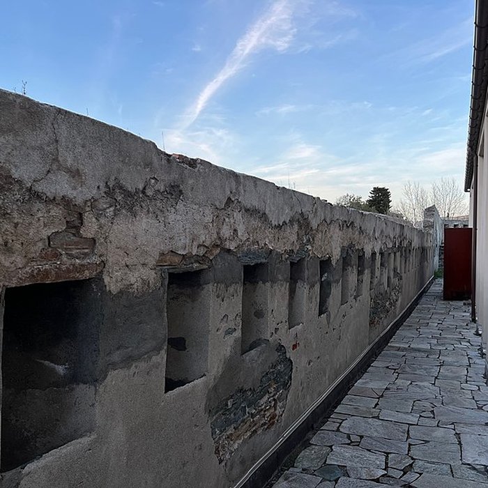 Photo de Enceinte fortifiée dite citadelle et palais du Gouverneur, partiellement aménagé en Musée dEthnographie