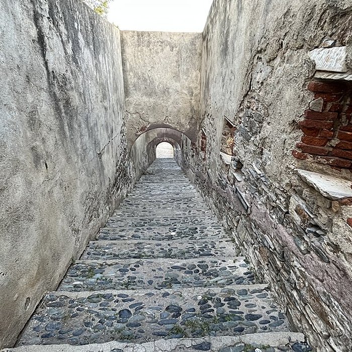 Photo de Enceinte fortifiée dite citadelle et palais du Gouverneur, partiellement aménagé en Musée dEthnographie