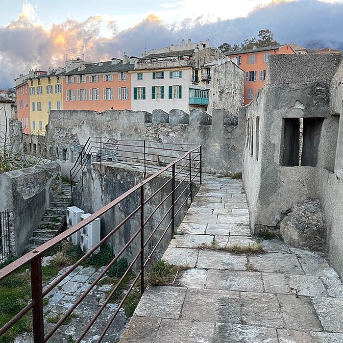 Photo de Enceinte fortifiée dite citadelle et palais du Gouverneur, partiellement aménagé en Musée dEthnographie