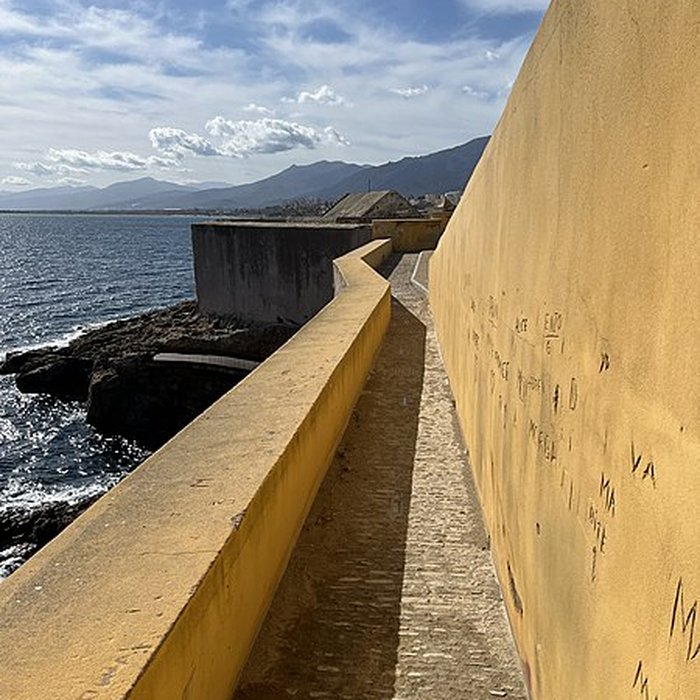 Photo de Enceinte fortifiée dite citadelle et palais du Gouverneur, partiellement aménagé en Musée dEthnographie