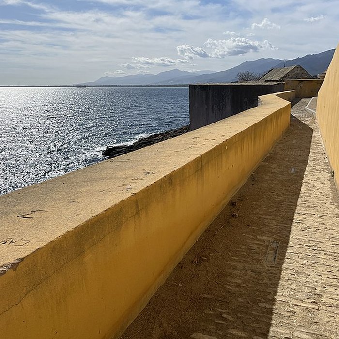 Photo de Enceinte fortifiée dite citadelle et palais du Gouverneur, partiellement aménagé en Musée dEthnographie