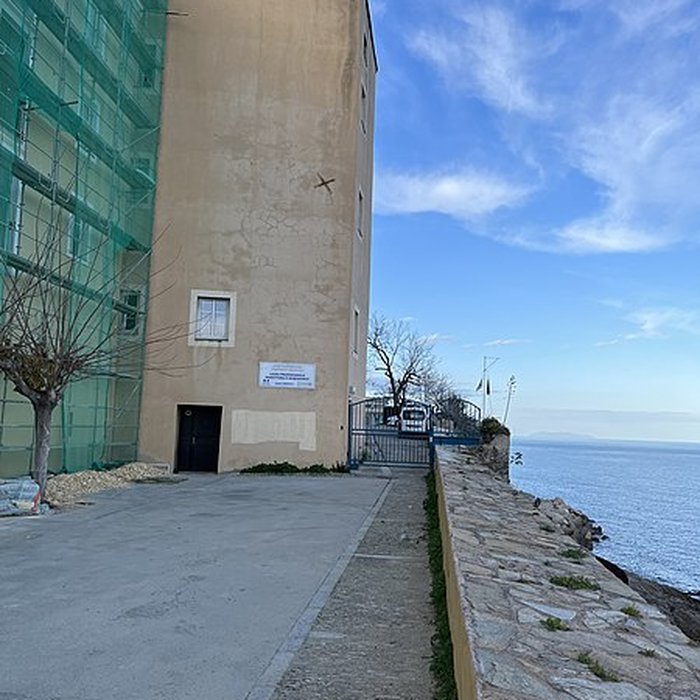 Photo de Enceinte fortifiée dite citadelle et palais du Gouverneur, partiellement aménagé en Musée dEthnographie