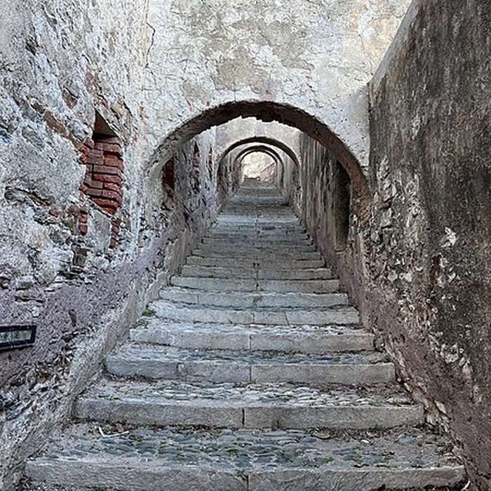 Photo de Enceinte fortifiée dite citadelle et palais du Gouverneur, partiellement aménagé en Musée dEthnographie