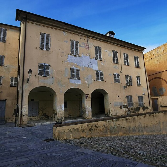 Photo de Enceinte fortifiée dite citadelle et palais du Gouverneur, partiellement aménagé en Musée dEthnographie