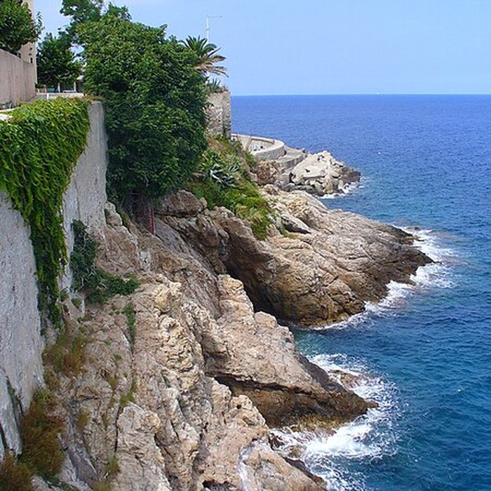 Photo de Enceinte fortifiée dite citadelle et palais du Gouverneur, partiellement aménagé en Musée dEthnographie