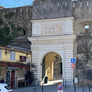 Enceinte fortifiée dite citadelle et palais du Gouverneur, partiellement aménagé en Musée dEthnographie