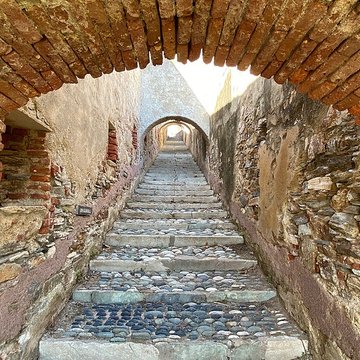 Enceinte fortifiée dite citadelle et palais du Gouverneur, partiellement aménagé en Musée dEthnographie