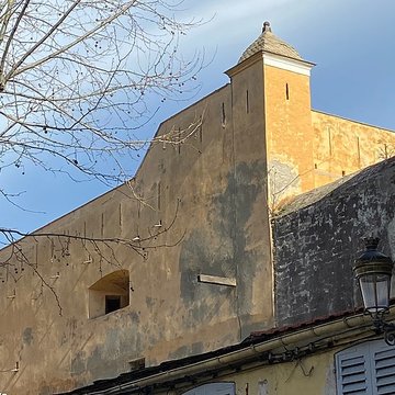 Enceinte fortifiée dite citadelle et palais du Gouverneur, partiellement aménagé en Musée dEthnographie