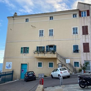 Enceinte fortifiée dite citadelle et palais du Gouverneur, partiellement aménagé en Musée dEthnographie