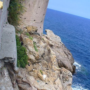 Enceinte fortifiée dite citadelle et palais du Gouverneur, partiellement aménagé en Musée dEthnographie