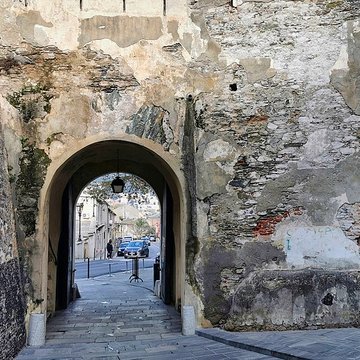 Enceinte fortifiée dite citadelle et palais du Gouverneur, partiellement aménagé en Musée dEthnographie