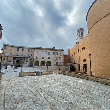 Enceinte fortifiée dite citadelle et palais du Gouverneur, partiellement aménagé en Musée dEthnographie
