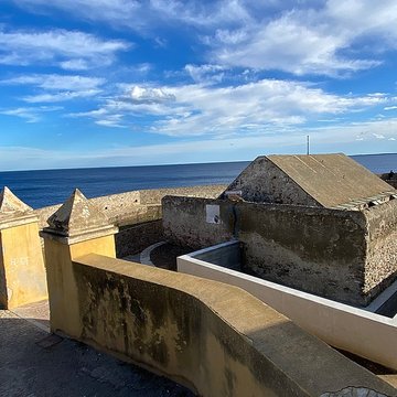 Enceinte fortifiée dite citadelle et palais du Gouverneur, partiellement aménagé en Musée dEthnographie