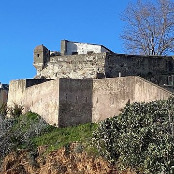 Enceinte fortifiée dite citadelle et palais du Gouverneur, partiellement aménagé en Musée dEthnographie