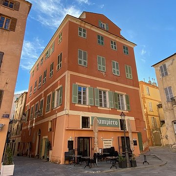 Enceinte fortifiée dite citadelle et palais du Gouverneur, partiellement aménagé en Musée dEthnographie