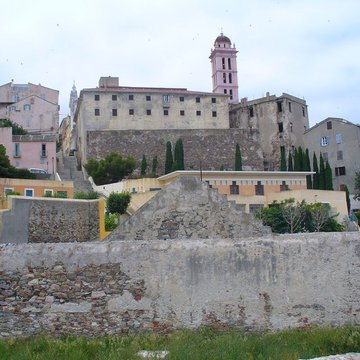 Enceinte fortifiée dite citadelle et palais du Gouverneur, partiellement aménagé en Musée dEthnographie