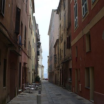 Enceinte fortifiée dite citadelle et palais du Gouverneur, partiellement aménagé en Musée dEthnographie