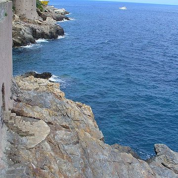 Enceinte fortifiée dite citadelle et palais du Gouverneur, partiellement aménagé en Musée dEthnographie