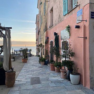 Enceinte fortifiée dite citadelle et palais du Gouverneur, partiellement aménagé en Musée dEthnographie