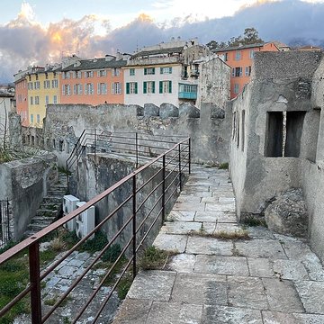 Enceinte fortifiée dite citadelle et palais du Gouverneur, partiellement aménagé en Musée dEthnographie