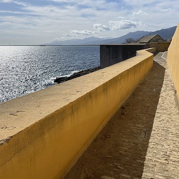 Enceinte fortifiée dite citadelle et palais du Gouverneur, partiellement aménagé en Musée dEthnographie