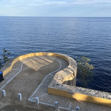 Enceinte fortifiée dite citadelle et palais du Gouverneur, partiellement aménagé en Musée dEthnographie