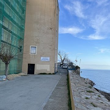 Enceinte fortifiée dite citadelle et palais du Gouverneur, partiellement aménagé en Musée dEthnographie