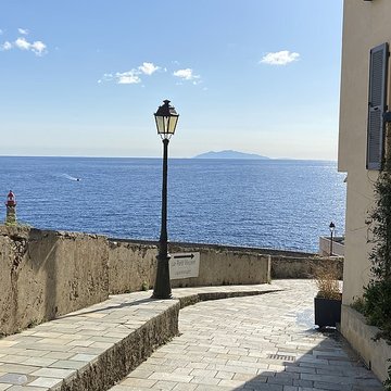 Enceinte fortifiée dite citadelle et palais du Gouverneur, partiellement aménagé en Musée dEthnographie