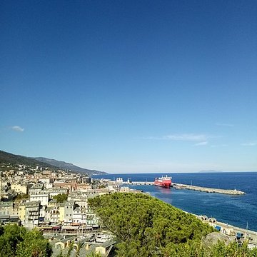 Enceinte fortifiée dite citadelle et palais du Gouverneur, partiellement aménagé en Musée dEthnographie