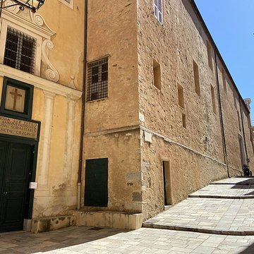 Enceinte fortifiée dite citadelle et palais du Gouverneur, partiellement aménagé en Musée dEthnographie