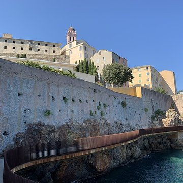 Enceinte fortifiée dite citadelle et palais du Gouverneur, partiellement aménagé en Musée dEthnographie