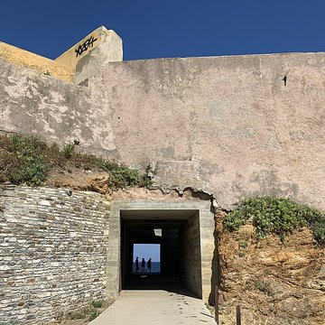 Enceinte fortifiée dite citadelle et palais du Gouverneur, partiellement aménagé en Musée dEthnographie