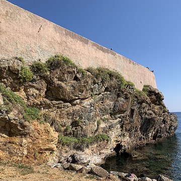 Enceinte fortifiée dite citadelle et palais du Gouverneur, partiellement aménagé en Musée dEthnographie