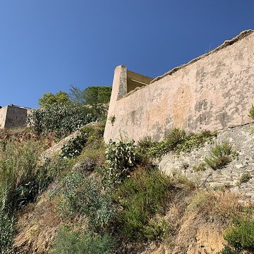 Enceinte fortifiée dite citadelle et palais du Gouverneur, partiellement aménagé en Musée dEthnographie