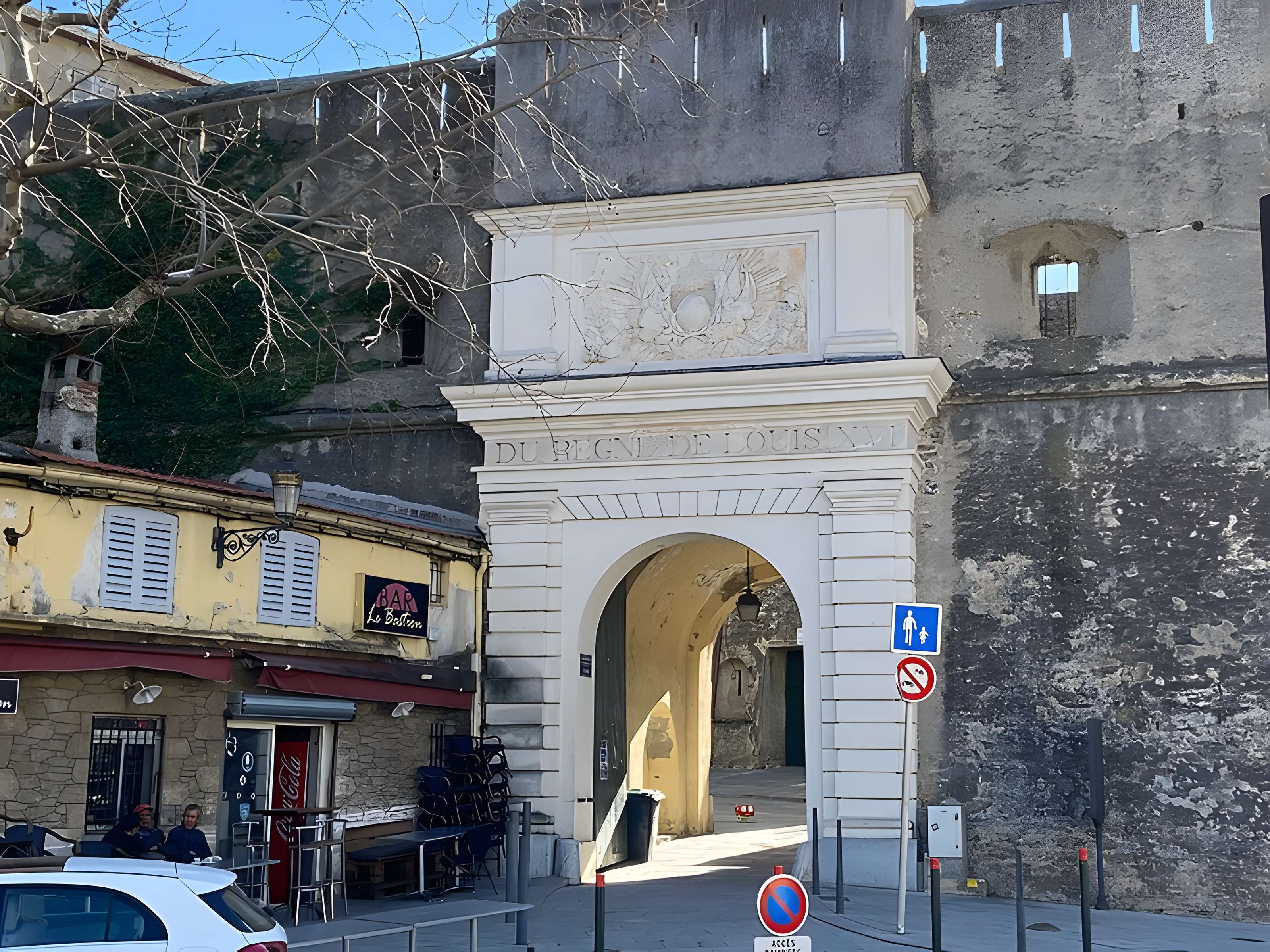 Enceinte fortifiée dite citadelle et palais du Gouverneur, partiellement aménagé en Musée d'Ethnographie