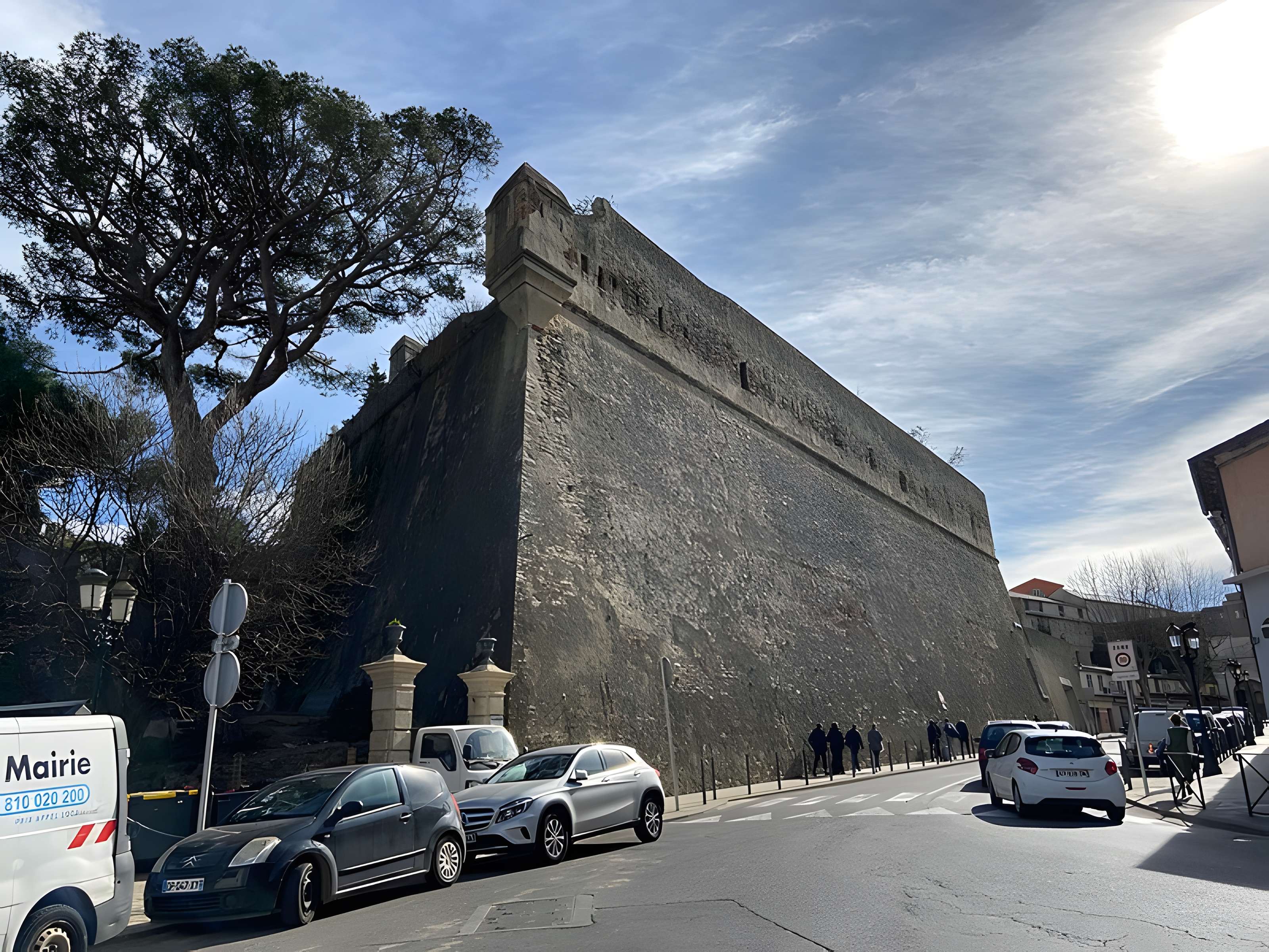 Enceinte fortifiée dite citadelle et palais du Gouverneur, partiellement aménagé en Musée d'Ethnographie