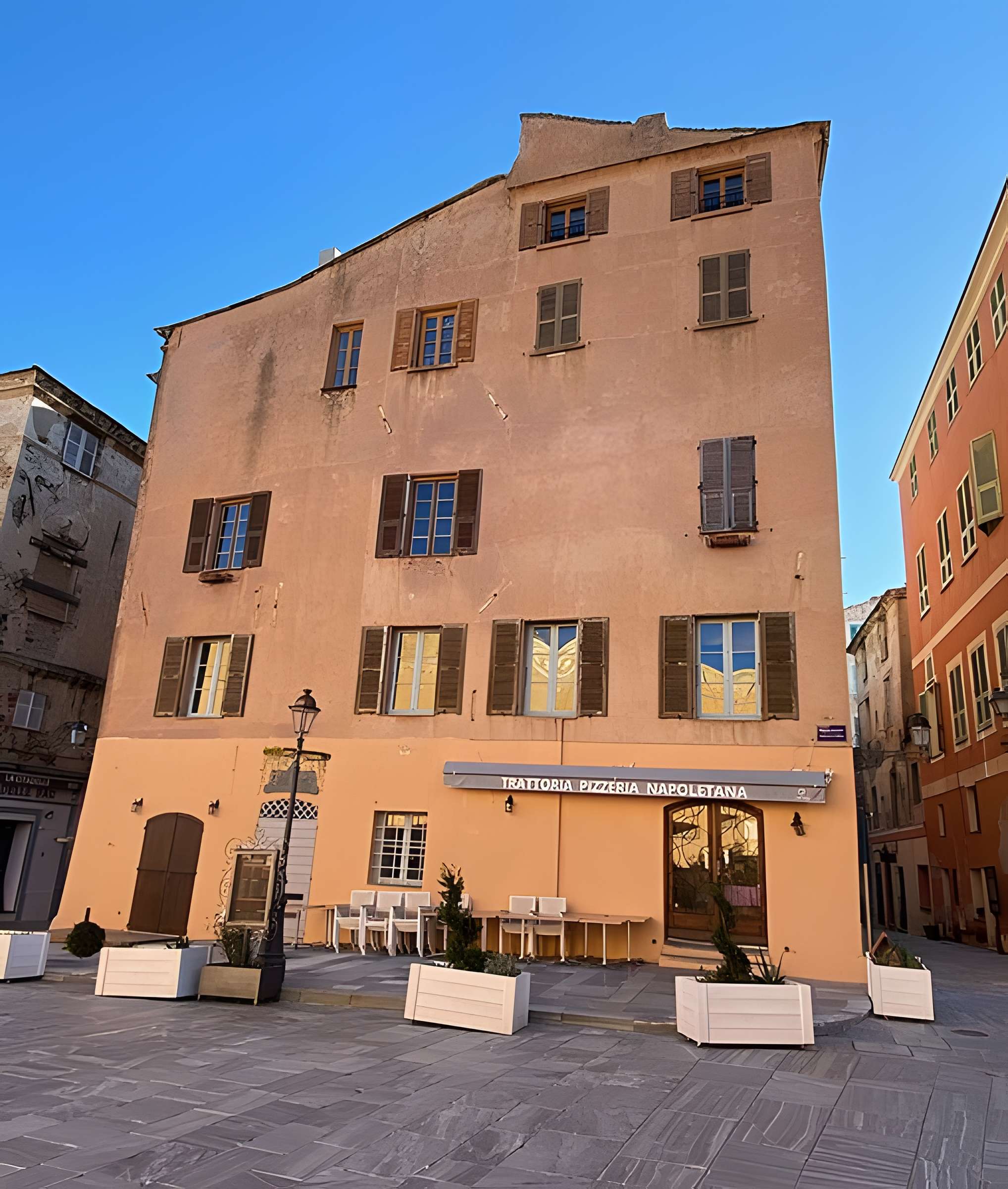 Enceinte fortifiée dite citadelle et palais du Gouverneur, partiellement aménagé en Musée d'Ethnographie