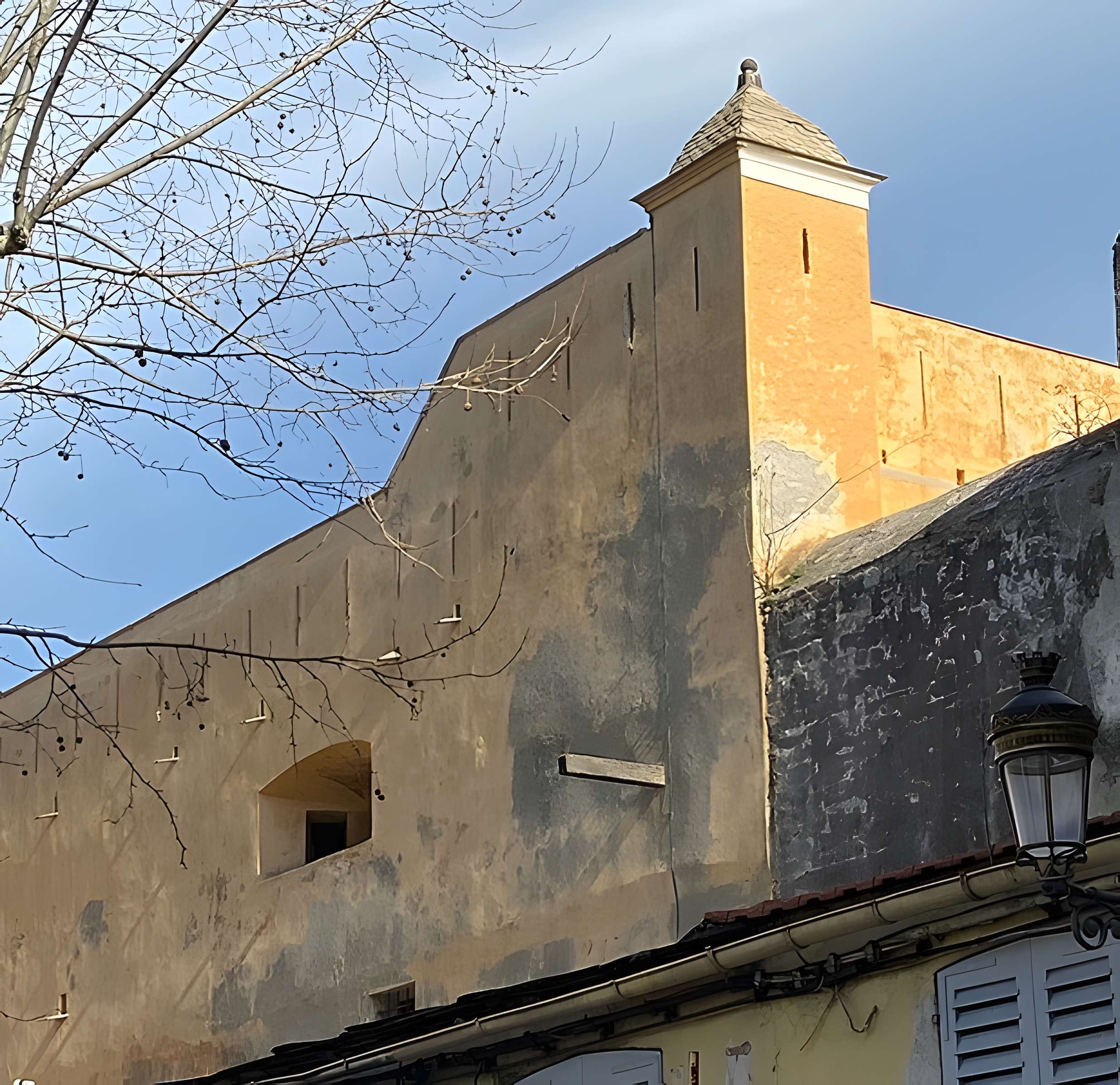 Enceinte fortifiée dite citadelle et palais du Gouverneur, partiellement aménagé en Musée d'Ethnographie