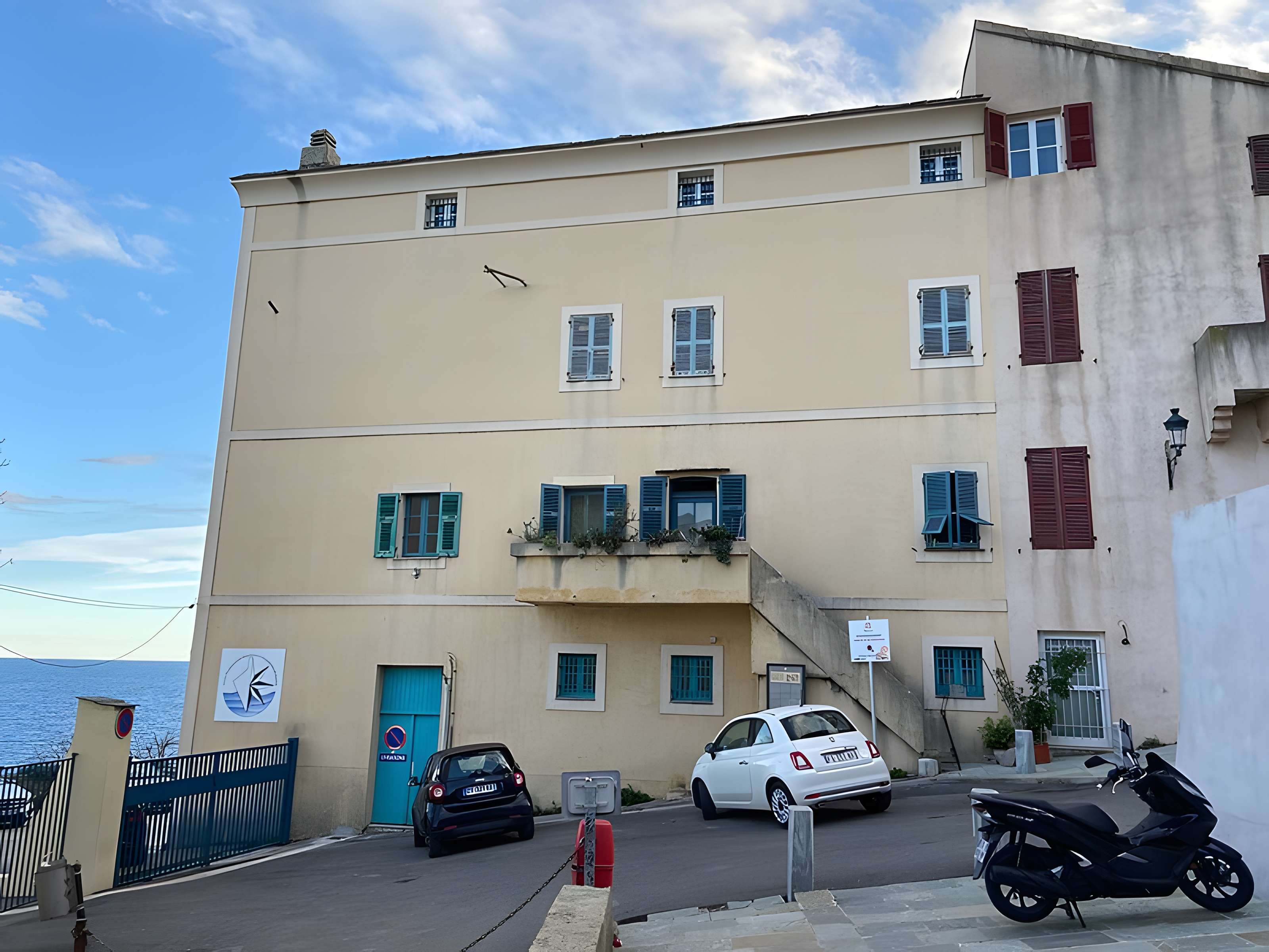Enceinte fortifiée dite citadelle et palais du Gouverneur, partiellement aménagé en Musée d'Ethnographie