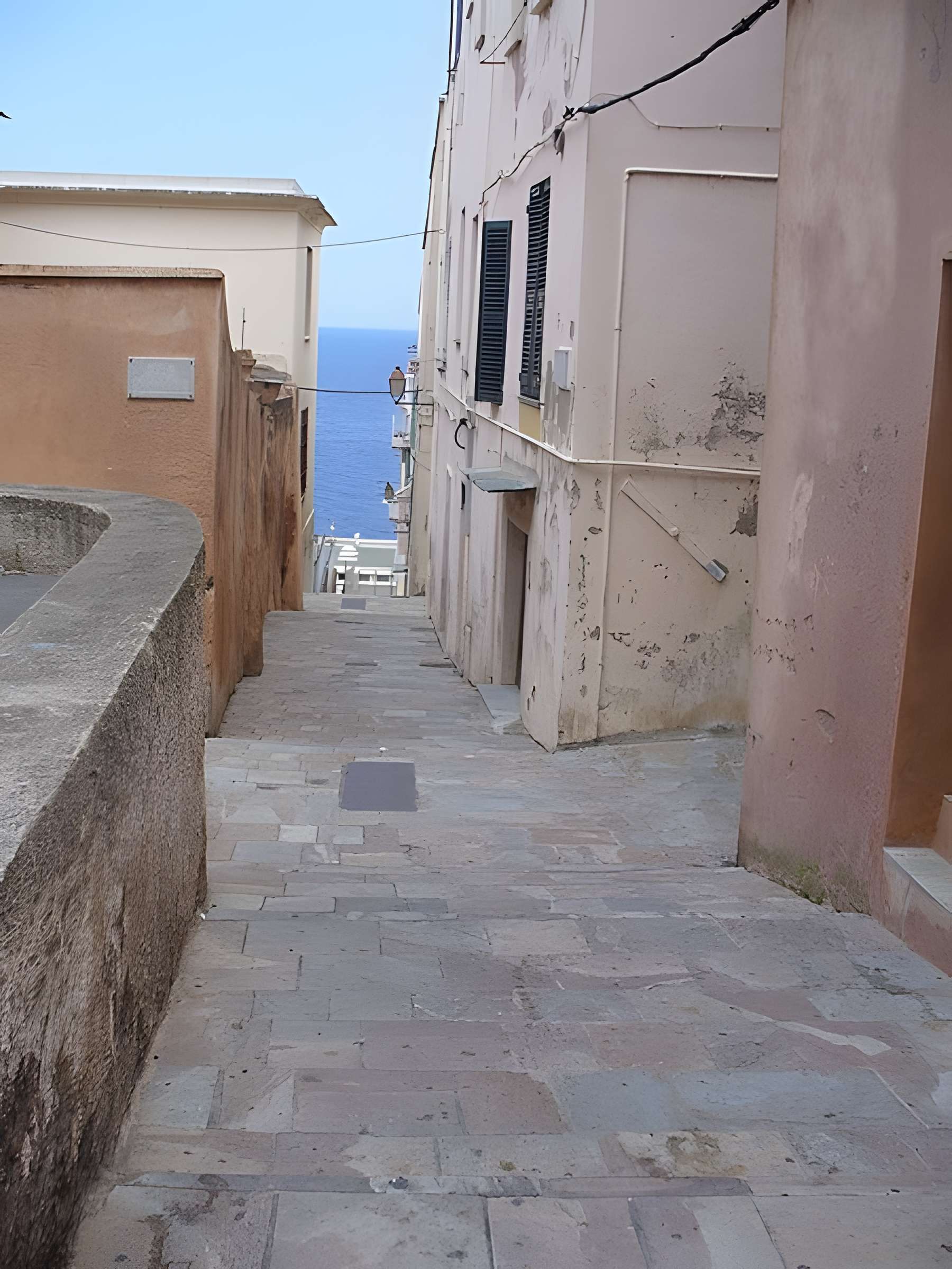 Enceinte fortifiée dite citadelle et palais du Gouverneur, partiellement aménagé en Musée d'Ethnographie