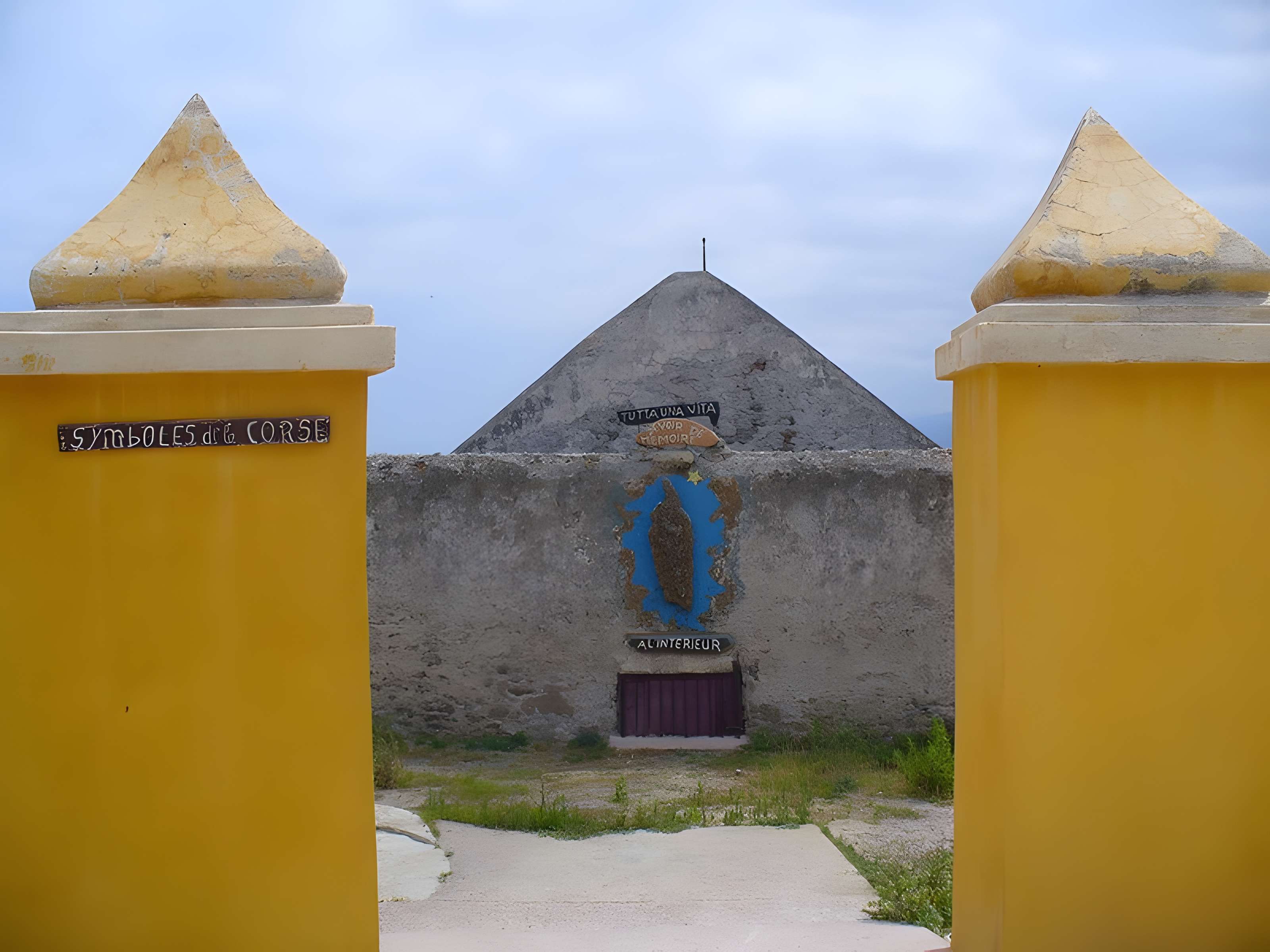 Enceinte fortifiée dite citadelle et palais du Gouverneur, partiellement aménagé en Musée d'Ethnographie