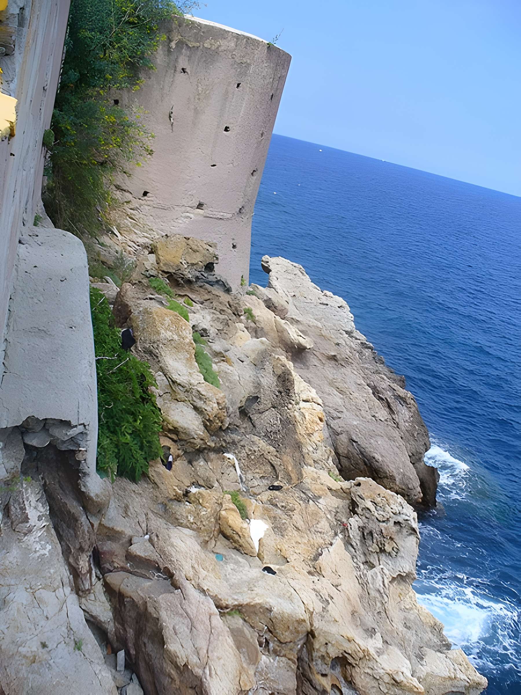 Enceinte fortifiée dite citadelle et palais du Gouverneur, partiellement aménagé en Musée d'Ethnographie